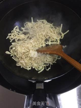 韭菜豆腐皮的做法步骤：4