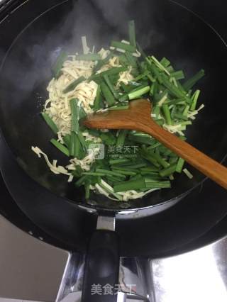韭菜豆腐皮的做法步骤：5