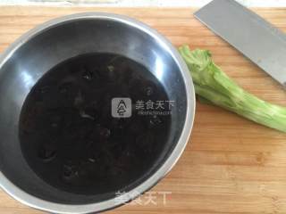 凉拌西兰花根的做法步骤：1