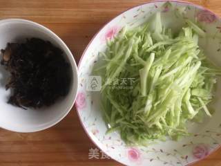 凉拌西兰花根的做法步骤：2