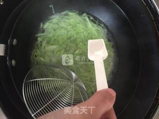 凉拌西兰花根的做法步骤：3