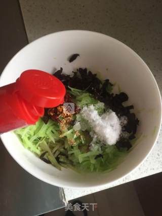 凉拌西兰花根的做法步骤：5