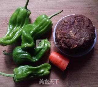 青椒炒猪血丸子的做法步骤：1