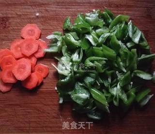 青椒炒猪血丸子的做法步骤：2
