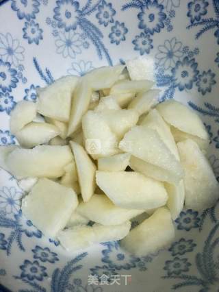 冰糖炖川贝枇杷雪梨的做法步骤：3