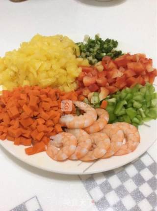 虾仁鸡蛋菠萝炒饭的做法步骤：3