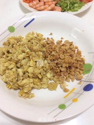 虾仁鸡蛋菠萝炒饭的做法步骤：5