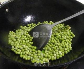 青豆炒香肠的做法步骤：3
