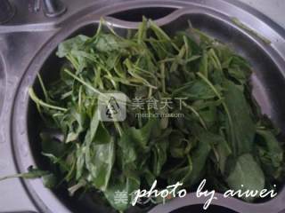 菠菜杆炒鸡蛋的做法步骤：1