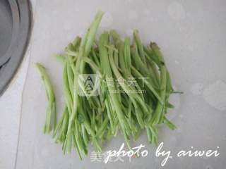 菠菜杆炒鸡蛋的做法步骤：2