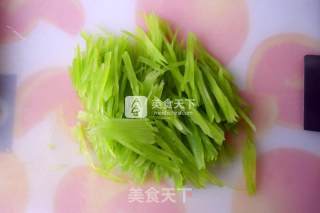 凉拌莴笋海带丝的做法步骤：1