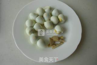 青椒木耳炒鹌鹑蛋的做法步骤：2