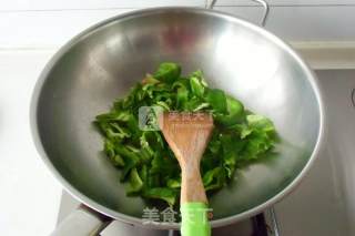 青椒木耳炒鹌鹑蛋的做法步骤：4
