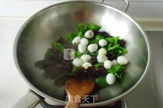 青椒木耳炒鹌鹑蛋的做法步骤：6