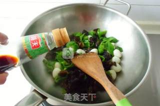 青椒木耳炒鹌鹑蛋的做法步骤：7