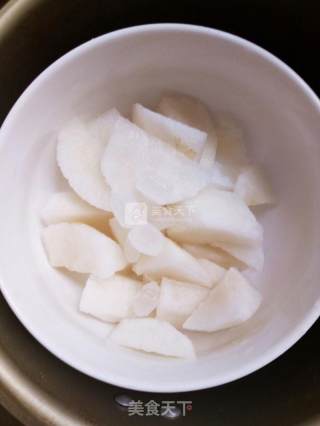 冰糖雪梨的做法步骤：1