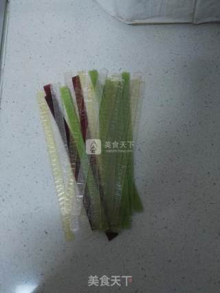 凉拌水晶蔬菜粉皮的做法步骤：1