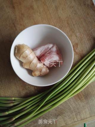蒜苔炒五花肉的做法步骤：1