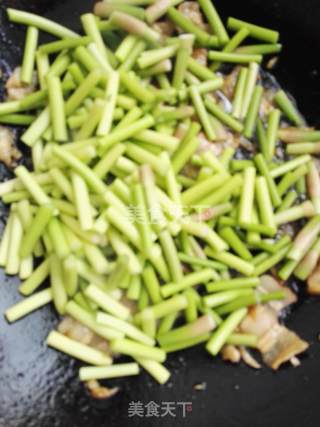 蒜苔炒五花肉的做法步骤：6
