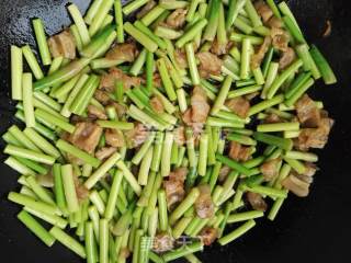 蒜苔炒五花肉的做法步骤：7