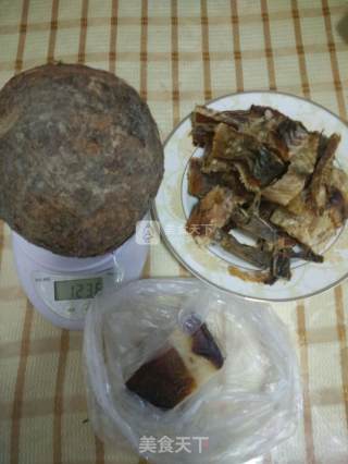 鱼鲞芋头的做法步骤：1