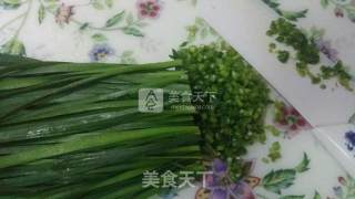 虾皮鸡蛋炒韭菜的做法步骤：1