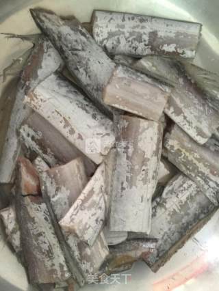 红焖带鱼的做法步骤：1