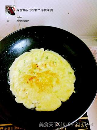 鸡蛋饼的做法步骤：2