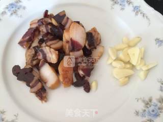 腊肉炒卷心菜的做法步骤：1