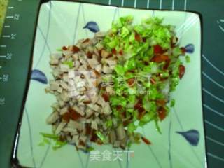 亚麻籽油杂蔬熏肠土司蒸蛋羹的做法步骤：2