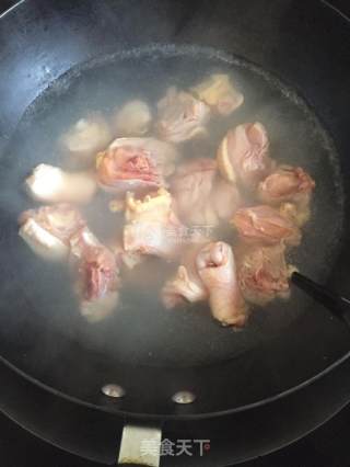 小鸡炖蘑菇的做法步骤：1