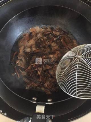 小鸡炖蘑菇的做法步骤：2
