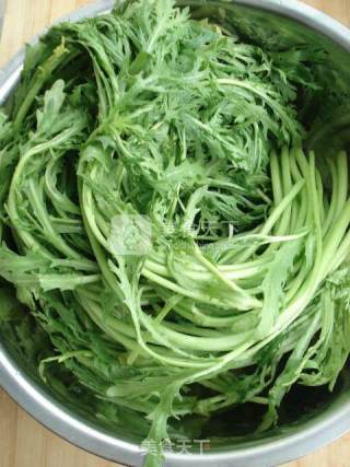 蒜末茼蒿炒火腿的做法步骤：1