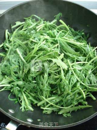 蒜末茼蒿炒火腿的做法步骤：4