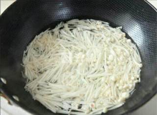 金针菇炒肥牛的做法步骤：3