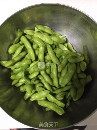 水煮毛豆的做法步骤：1
