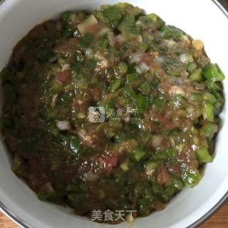 青椒水饺的做法步骤：1