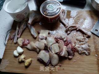 胡萝卜烧鸭的做法步骤：1