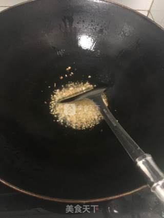 蒜蓉炒顶花小青瓜的做法步骤：2