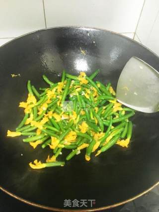蒜蓉炒顶花小青瓜的做法步骤：3