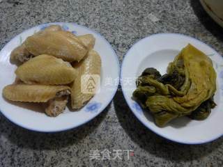 酸菜烧中翅的做法步骤：1