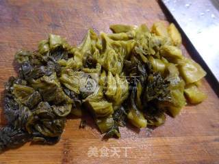 酸菜烧中翅的做法步骤：2