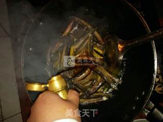 泥鳅炖豆腐的做法步骤：3