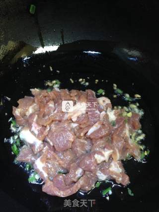 甜酱爆肉炒蒜苔的做法步骤：8