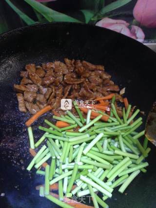 甜酱爆肉炒蒜苔的做法步骤：12