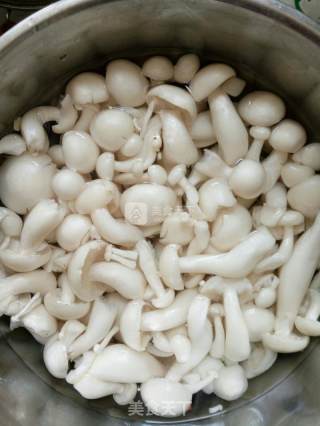 滑炒白玉菇的做法步骤：1