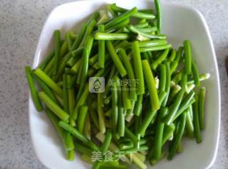 蒜苔豆皮炒腊肉的做法步骤：1