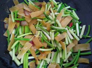 蒜苔豆皮炒腊肉的做法步骤：5