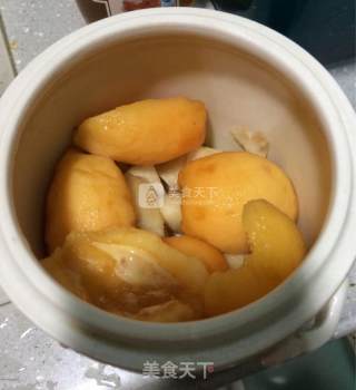 川贝枇杷炖雪梨的做法步骤：2