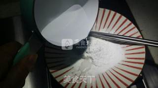 酸甜酥脆煎带鱼的做法步骤：2